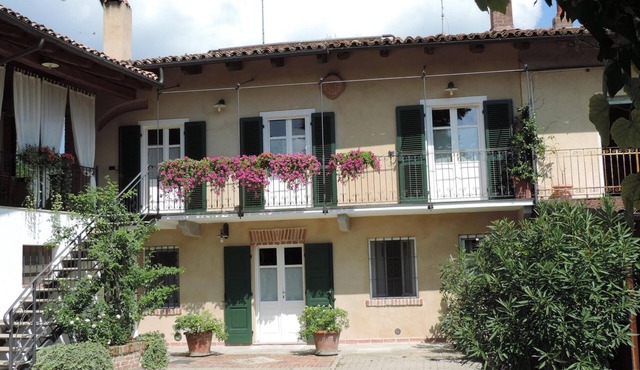 Isolated on hill, flat with private terrace among romanesque art,quiet,nature. in Cocconato