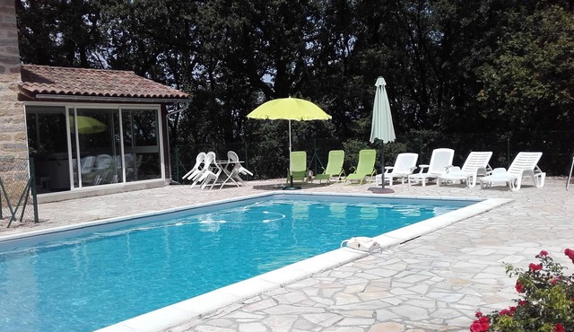 ISOLEE: VACATION HOME WITH POOL AND JACUZZI IN WOODED GROUNDS