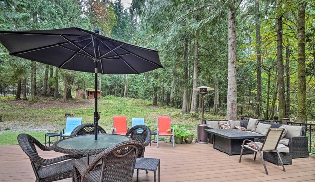 Issaquah Getaway Backyard Oasis with Hot Tub!