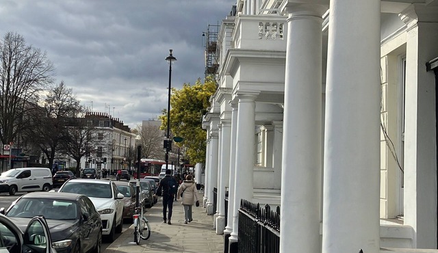 It is in a walking distance to VictorianBuckingham PalacenBig BennBattersea