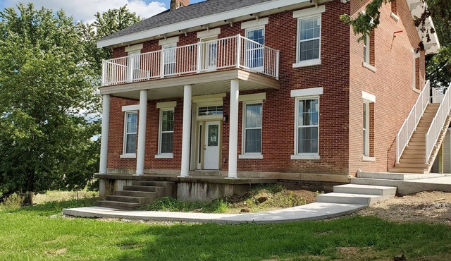 It's a Brick.House! Family-sized condo right outside of Cascade, IA!
