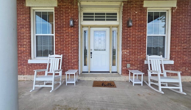 It's a Brick.House - Family sized condo right outside beautiful Cascade!