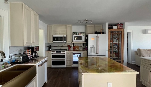 It's A Couple's Affair! "This is a 1-bedroom shared space"