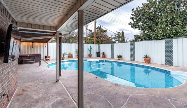 "It's a Peaceful, Easy Feeling" Pool/Hot Tub, 3 BD/2Ba, TTU is 4 miles