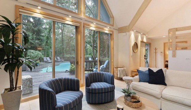 It`s a Wonderful Life 6 beds, 4 baths Luxury Home in Michiana, MI with Pool &
