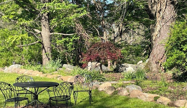 It's Own Destination / Farm Cottage with Mountain Views & Pond