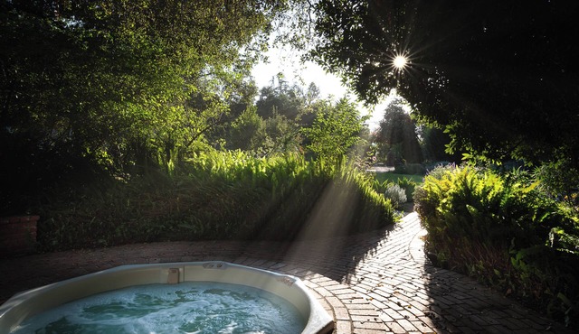 Italian Style 2 Bedroom Guesthouse and Gardens In Beautiful Topanga