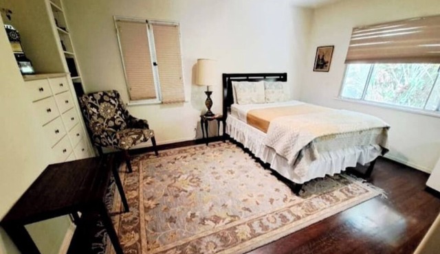 Italian Villa 3br/2BA Large house+ walk to beach