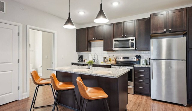 Italian Village Hideaway – Steps from Art & Eats