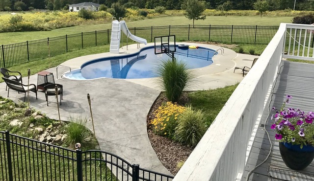 Ithaca, Ellis Hollow Retreat with heated Pool & Hot Tub