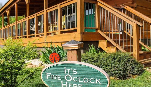 It’s 5 O’Clock Here-Waterfront Cabin w/Hot Tub! Pet Friendly, Blue Ridge Parkway