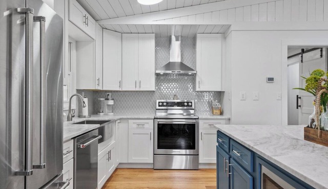 It’s a Shore Thing! Lakefront Retreat on Watts Bar Lake -Dock, 1500 sq ft decks