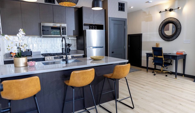 Its a VIBE! Chic 2BD/1BA retreat close to everything important in New Orleans