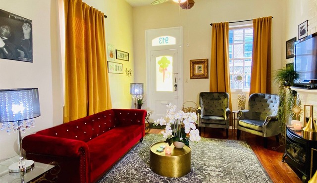 It’s about Location 1.4 miles French Quarter & 3 blks to Chartres St & MS River