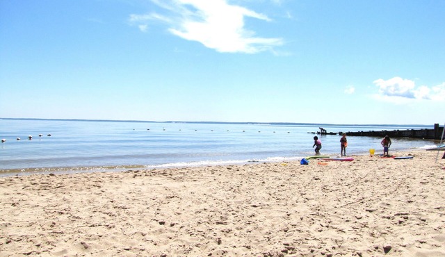 It’s All About the Beach ~ 3 minute walk to private sandy Bay Beach SRP#0270