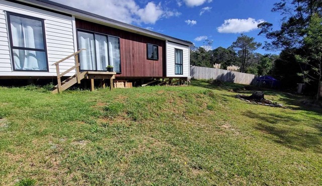 Itzy Bitzy house is colourful, cosy, fully fenced with sea views