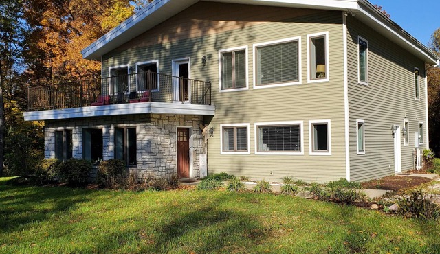 IU Getaway | Hot Tub, Fire Pit & 10 Min to Campus 3BR, 3BA