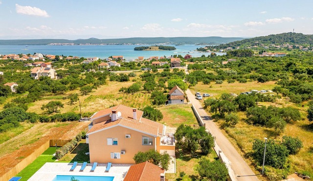 Ivana vacation home with pool, sea view and balcony - Ivana