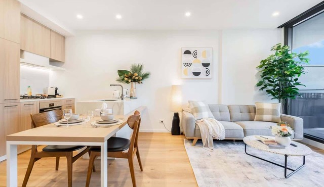 Ivanhoe Apartment: Balcony, Free Parking & Comfort