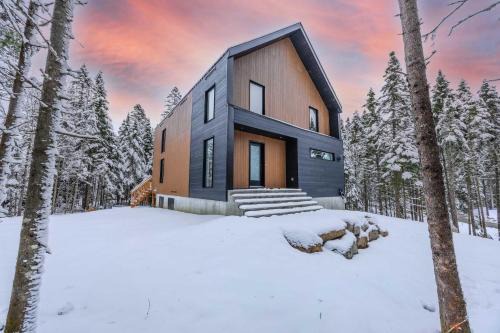 Ivoire - Modern Getaway in Shannon - Spa & Pool Table