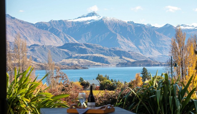 IVP Island View Place - luxury architect designed with stunning lake views