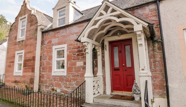 IVY BANK, pet friendly, luxury holiday cottage in Thornhill