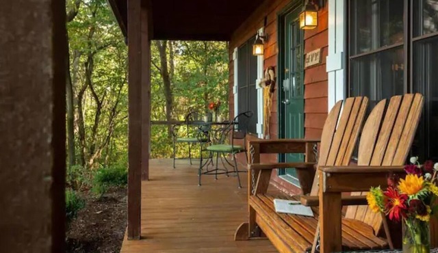 Ivy Cabin, Hot tub and on site Spa!
