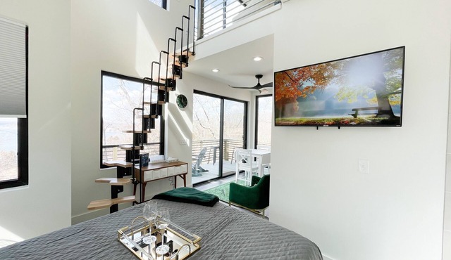 Ivy @ Cobblepot Cottages - Treehouse for Two | 650 Sq Ft | Countryside and Lake Views