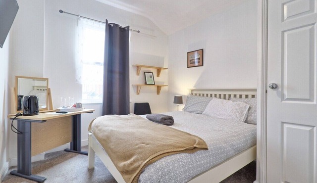 Ivy Comfy Stay with Shared Bathroom