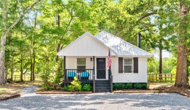 Ivy Cottage, a charming cottage 5 minutes from downtown Fairhope.