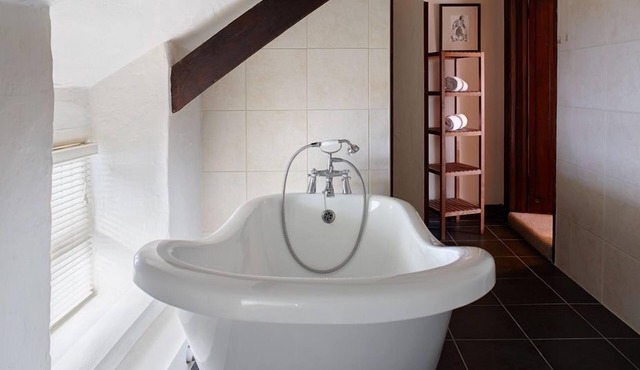 Ivy Cottage - a spacious but cosy cottage for two (+cot) and exceptional leisure facilities