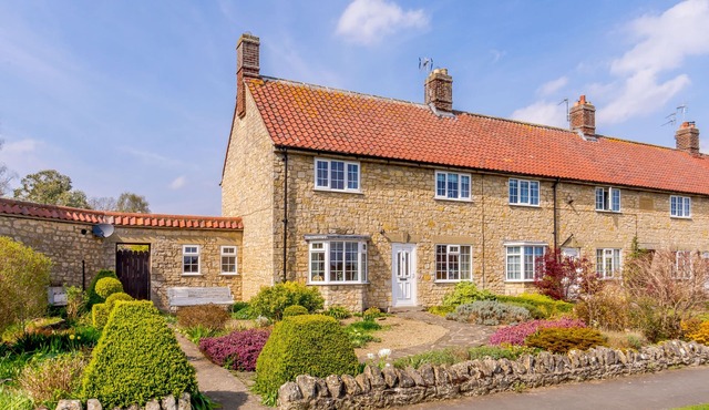 IVY COTTAGE, family friendly, with a garden in Helmsley