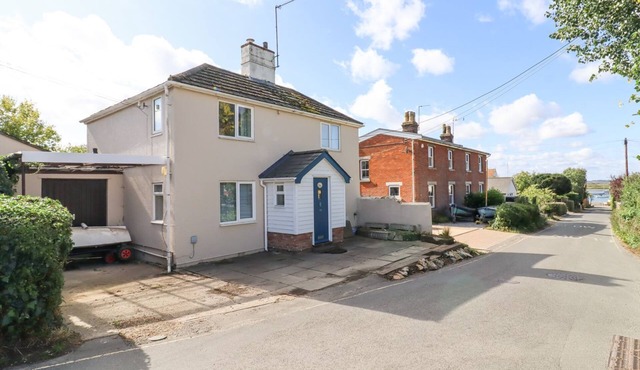 IVY COTTAGE, family friendly, with a garden in Mersea Island