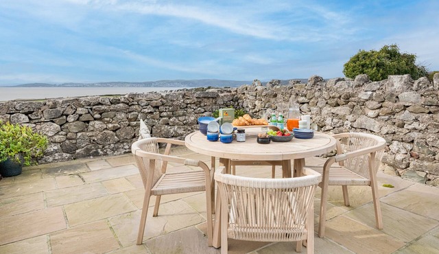 Ivy Cottage, luxurious retreat with hot tub!