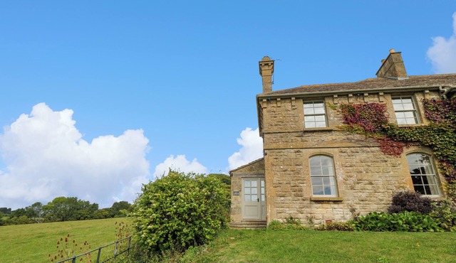 IVY COTTAGE, pet friendly, character holiday cottage in Colerne
