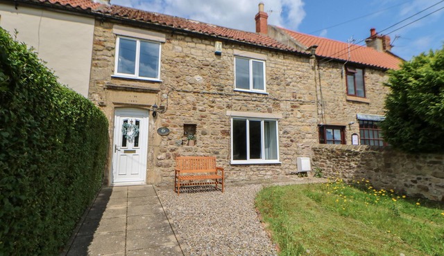 IVY COTTAGE, pet friendly, with a garden in Ingleton, County Durham