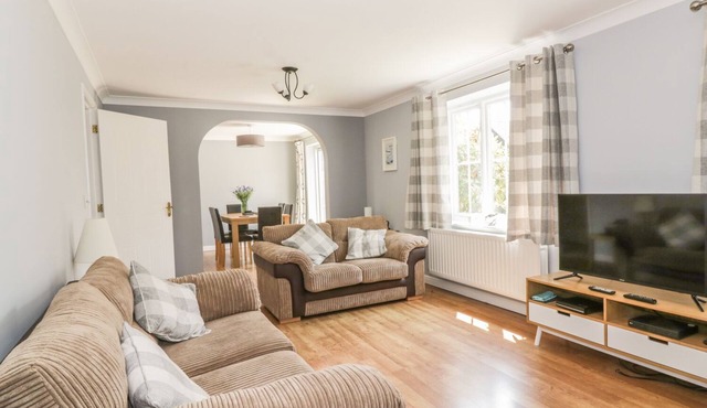 IVY COTTAGE, pet friendly, country holiday cottage in Rowhedge