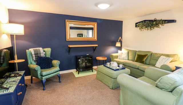 IVY COTTAGE, pet friendly, with a garden in Eppleby