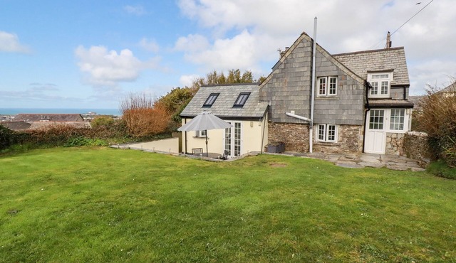 IVY COTTAGE, pet friendly, character holiday cottage in Tintagel