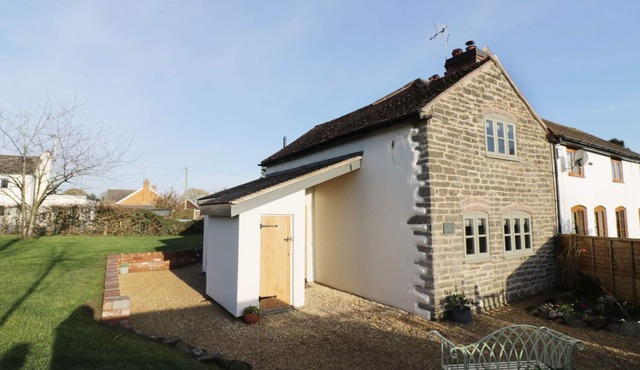 IVY COTTAGE, pet friendly, luxury holiday cottage in Malvern