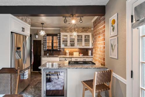 Ivy Cottage w hot tub by HVNLYhomes