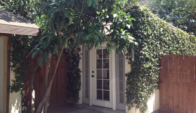 Ivy Covered Cottage in the heart of Silver Lake