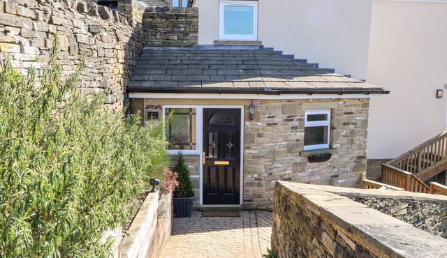 IVY DENE, pet friendly, character holiday cottage in Holmfirth