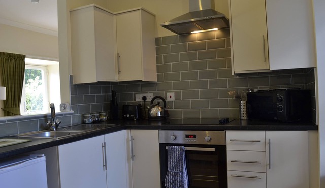 Ivy Garden Cottage (Auchendennan) - sleeps 2 guests in 0 bedrooms