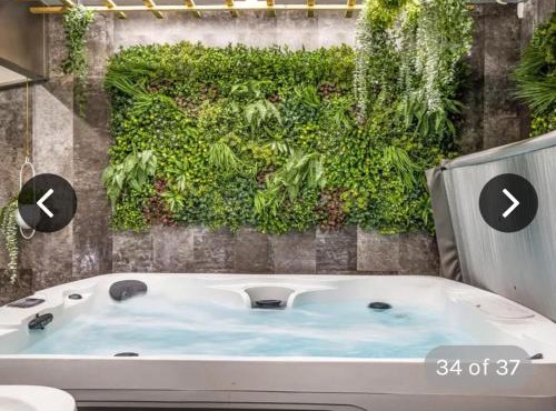 Ivy House 6-Beds Sleeps 19 with Hot Tub