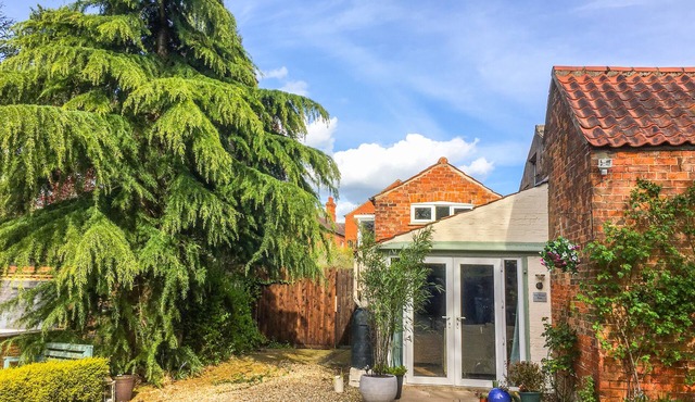 IVY HOUSE BARN, pet friendly, character holiday cottage in Heckington