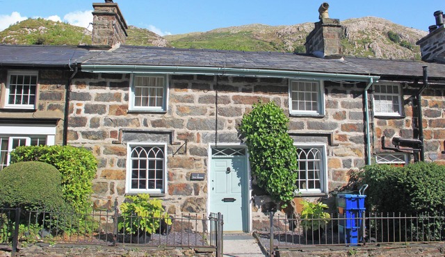 IVY HOUSE, pet friendly, with open fire in Beddgelert