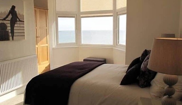 Ivy House - Seafront house with garden seating and stunning sea views!