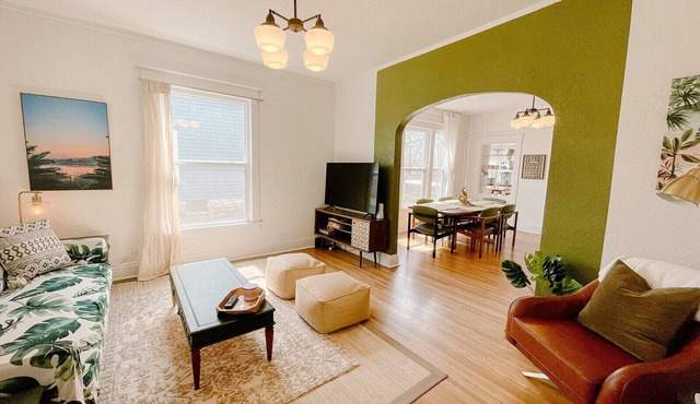 Ivy Jungalow | Bright, Clean, & near Downtown