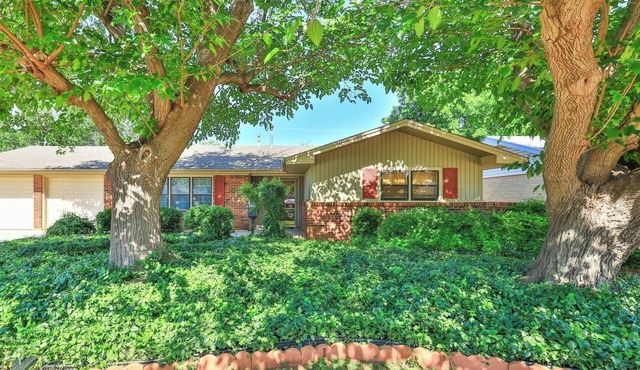 Ivy Lodge (Sleeps 8 | 5 Tvs)